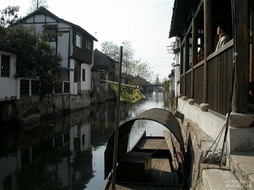 Zhujiajiao Water Town and Shanghai City Day Tour