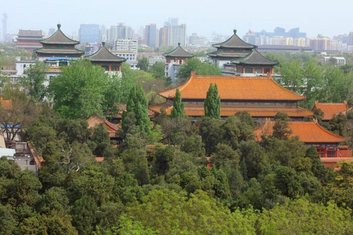 2-Hour Beijing Private Jingshan Coal Hill Park and Beihai Park Walking Tour