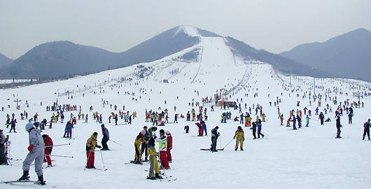 Private Day Trip: Beijing Huaibei International Ski Resort and Outdoor Hot Spring Experience
