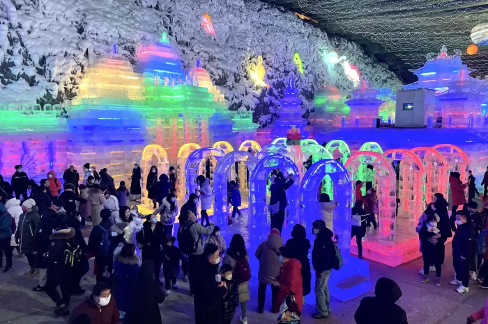 Private Evening Tour to Longqingxia Gorge Ice Lantern Festival with Dinner