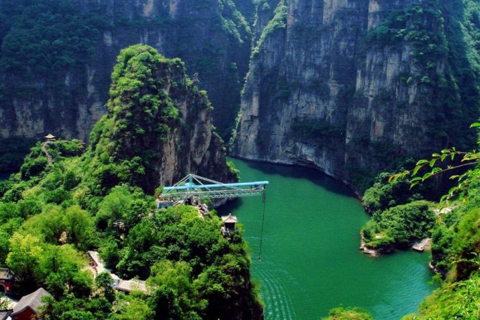 Beijing Private Tour to Badaling Great Wall and Longqing Gorge with Boat Ride