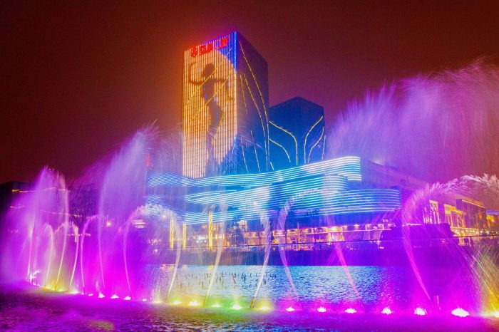 Private Kunming Illuminated Night Tour: Dianchi Lake,1903 Park and Fountain Show
