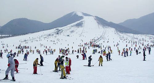 Private Day Trip: Beijing Huaibei International Ski Resort and Outdoor Hot Spring Experience